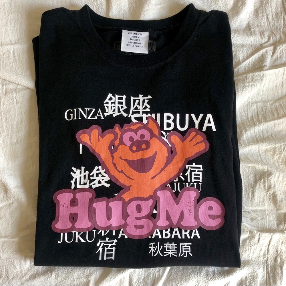 VETEMENTS “HUG ME” TEE SIZE SMALL